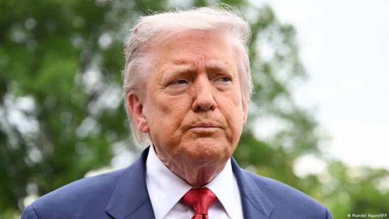 "Die Uhr tickt": Trump richtet scharfe Warnung an Iran