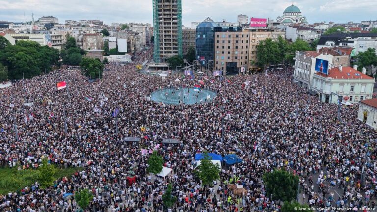 Serbien: Zehntausende protestieren gegen Aleksandar Vučić