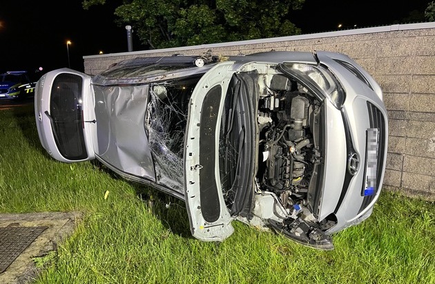 POL ME: Auto überschlug sich: 18 Jähriger trotz schwerem Unfall unverletzt 2605073