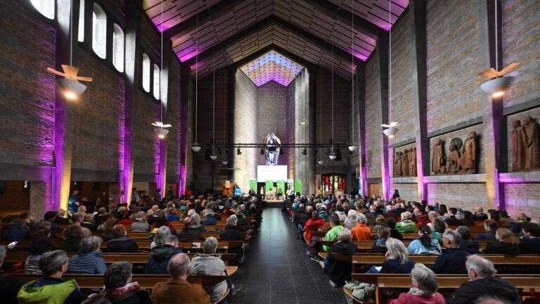 Katholiken und Krieg – Odilo Metzler: "Kirchen verlieren ihr friedenspolitisches Profil"