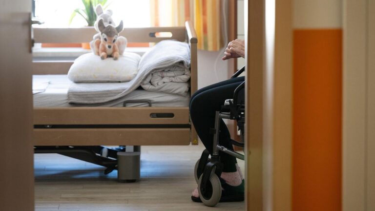 Kritik an Warkens Plänen zu höheren Pflegebeiträgen für Kinderlose