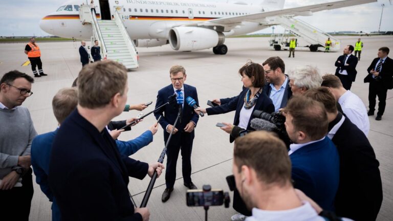 Ukraine Politik: Putins Drohkulisse und Deutschlands Antwort