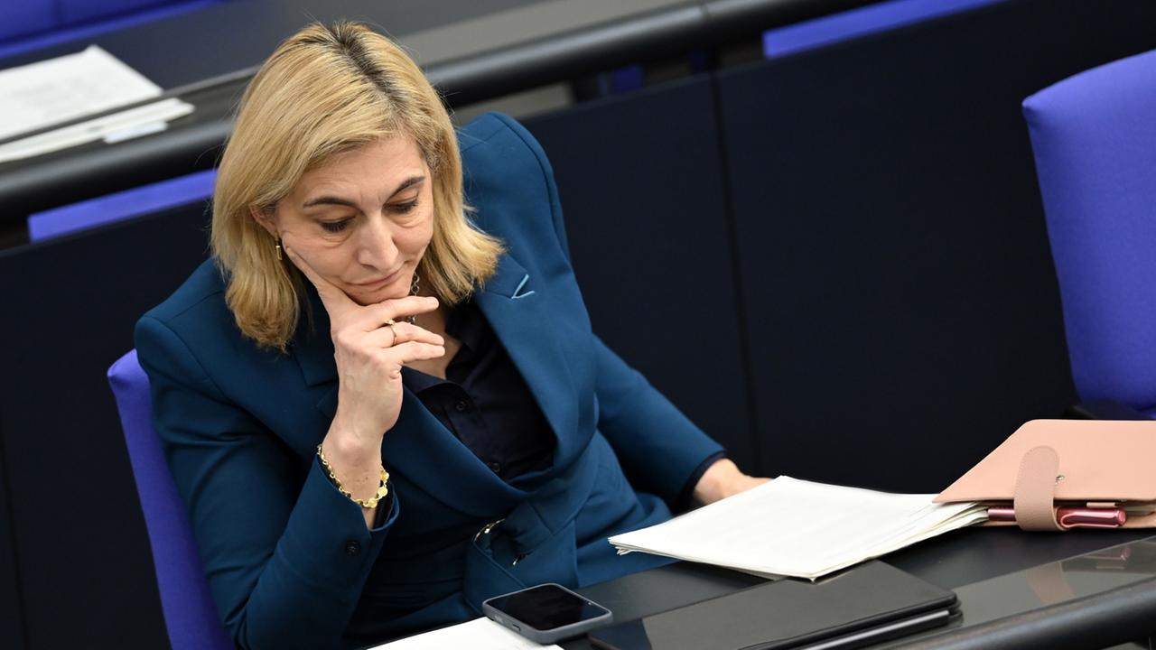 Bericht: Höhere Beiträge für Kinderlose in der Pflegeversicherung?