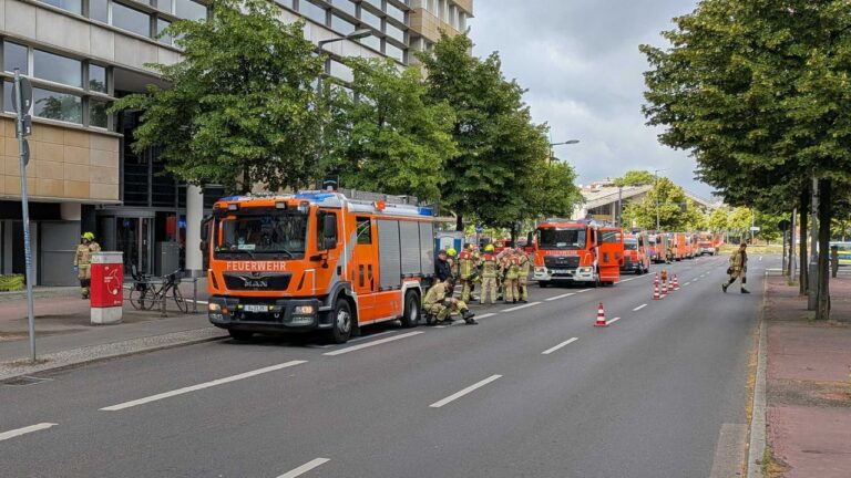 Berlin Mitte: Pkw in Tiefgarage am Potsdamer Platz fängt Feuer