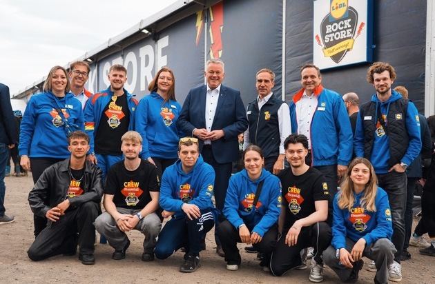 Rock am Ring: Ministerpräsident Schnieder besucht den Lidl Rock Store