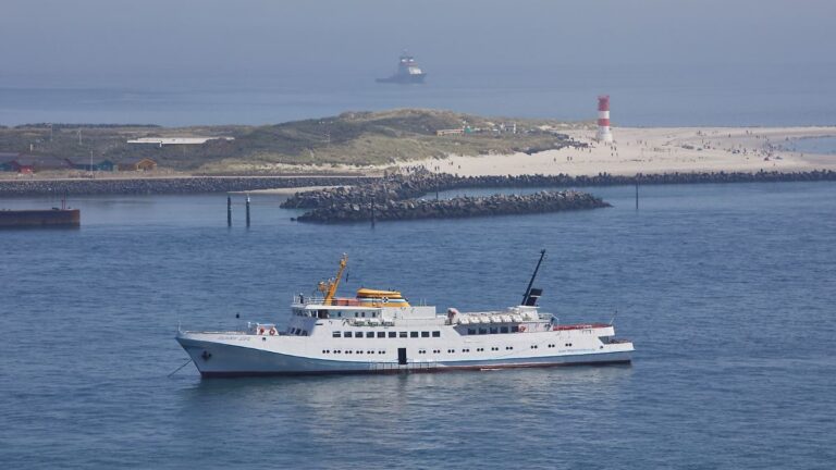 60 Menschen an Bord: Passagierschiff treibt vor Helgoland, Großeinsatz