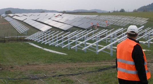 Photovoltaikmarkt bleibt stabil, Nachfrage nach Batteriespeichern steigt kräftig an