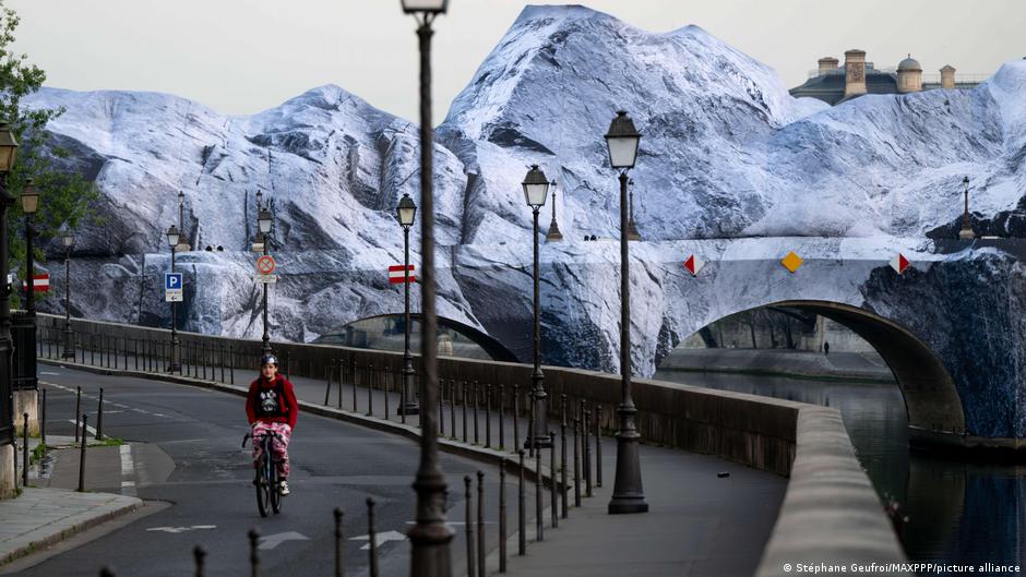 Nach Sturmschäden: Verhüllte Pont Neuf in Paris eröffnet