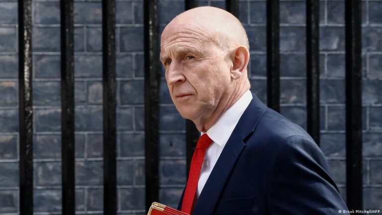 Großbritannien: Verteidigungsminister Healey tritt zurück