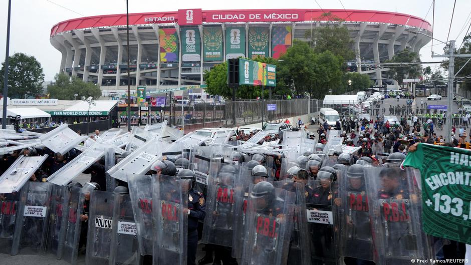 News kompakt: Proteste und Krawall überschatten WM Auftakt