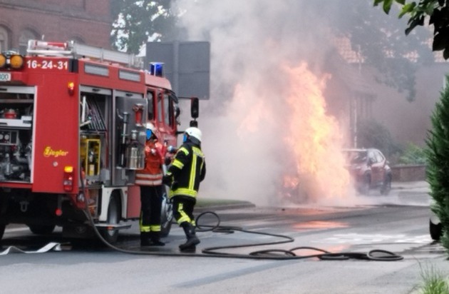 POL HI: Pkw fängt während der Fahrt Feuer und brennt vollständig aus