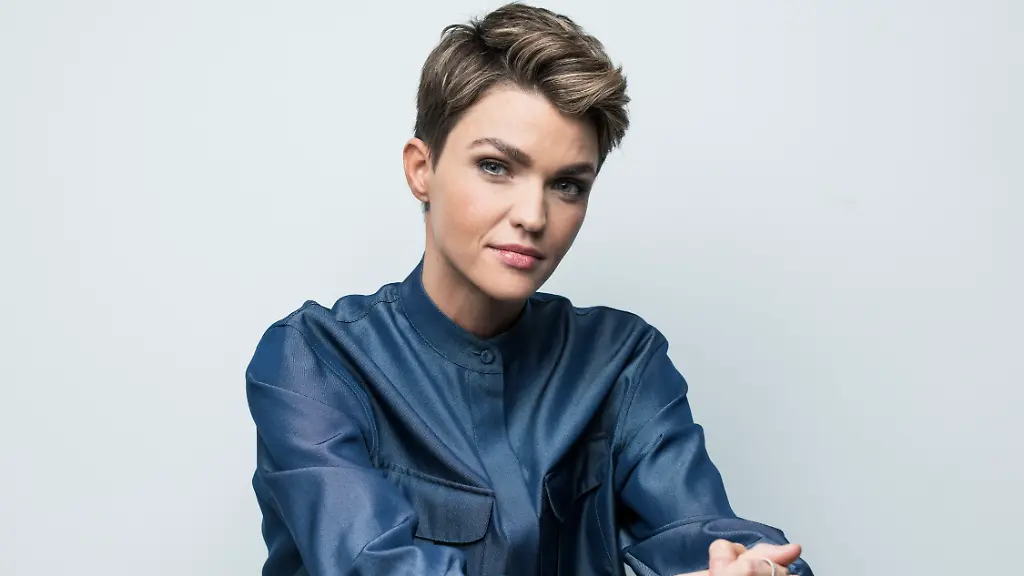 Ruby Rose stürzt am Pool und verletzt sich an den Rippen