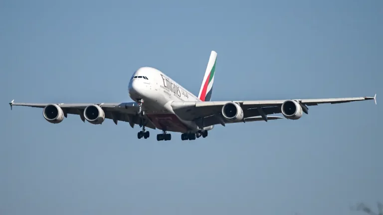 Emirates und Qantas betroffen: Risse in Tragflächen entdeckt, 16 Airbus A380 müssen zum Check