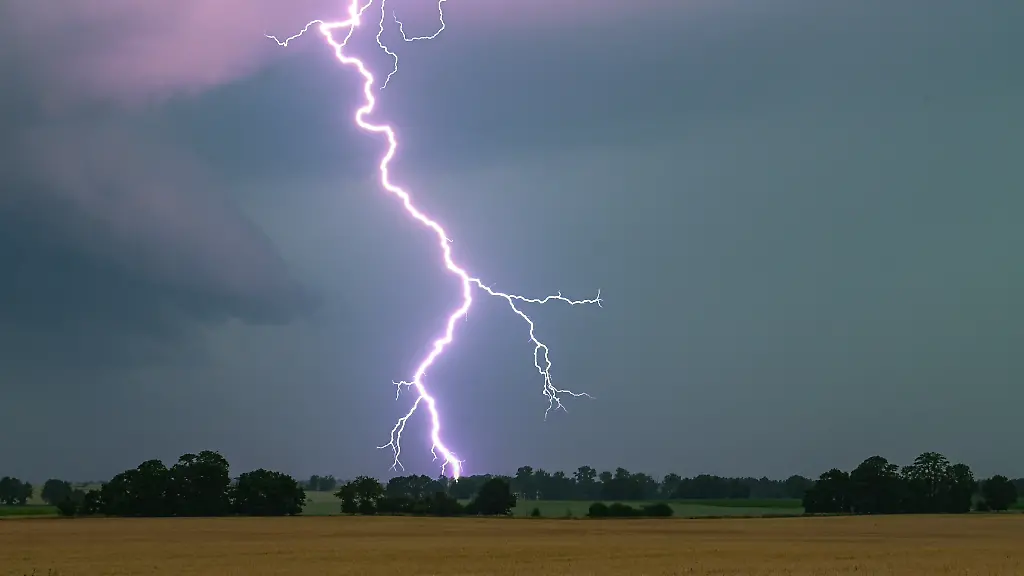 Unwetter in Polen und Tschechien: Blitz trifft Frau, sie erleidet Herzstillstand