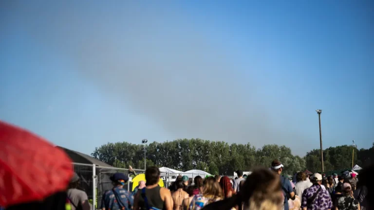 Rauchsäule in Lärz: Fusion Festival muss wegen Bränden unterbrochen werden