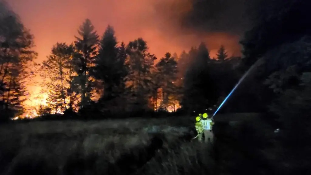 Waldbrand wütet in Bayern, Autobahn gesperrt