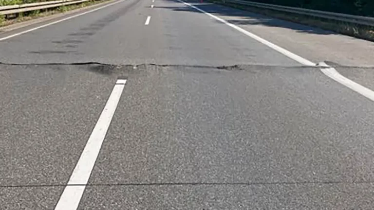 Verkehr behindert: Hitze lässt Asphalt auf der A13 aufquellen