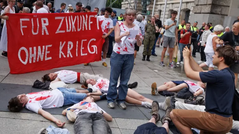 Nie wieder Wehrpflicht: Demonstranten stören Pistorius bei Veteranen Ehrung