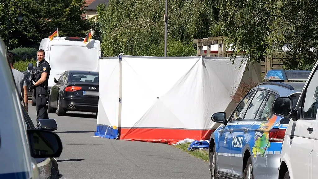 Schwere Stichverletzungen: Polizei findet zwei Tote in Bremen, Täter auf der Flucht