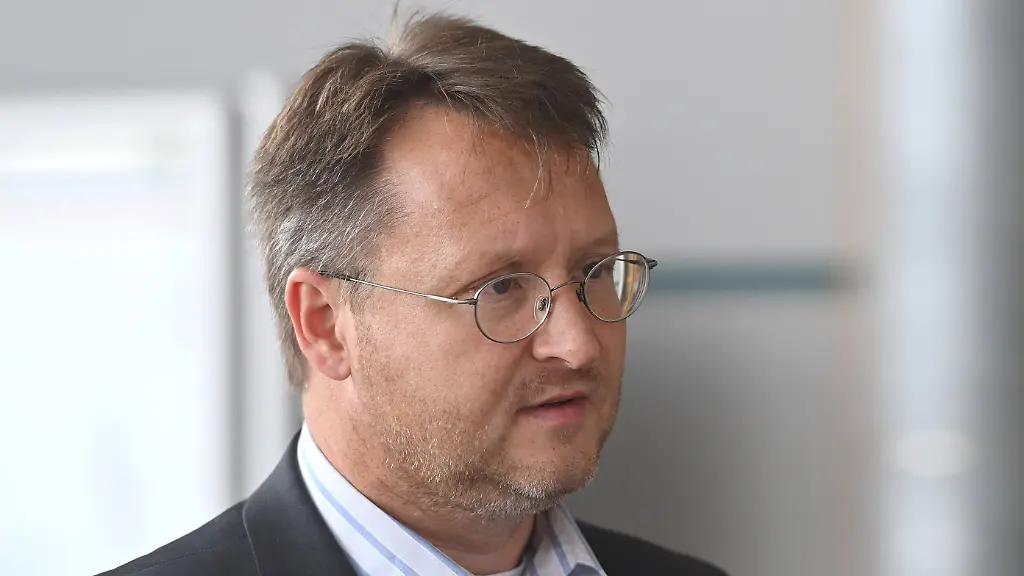 Blaues Wunder bleibt aus: Erster AfD Landrat Deutschlands verliert sich in drei Erzählungen
