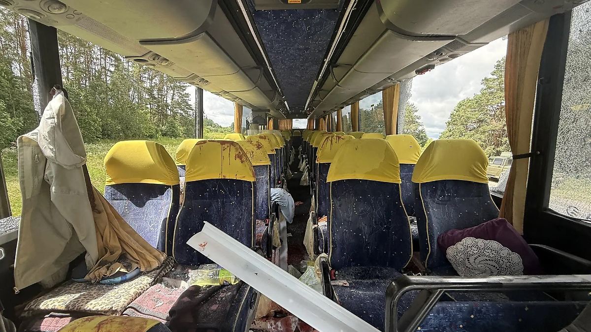 Eine Tote, sieben Verletzte: Ukrainische Drohne trifft Reisebus mit vielen Kindern