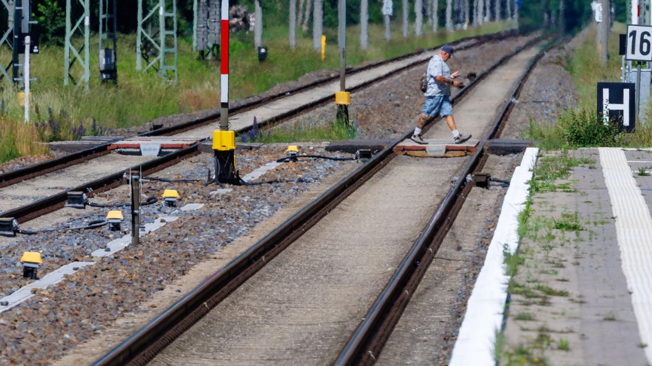 Bahnstrecke Hamburg Berlin nach Sanierung wieder frei, Kritik von Politikern