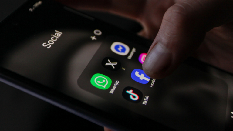 LG: Facebook löscht zu langsam, 100.000 Euro Ordnungsgeld