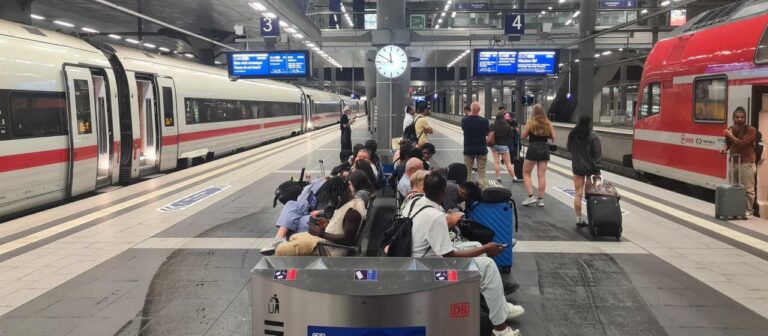 Zugverkehr wegen Funkstörung bundesweit unterbrochen