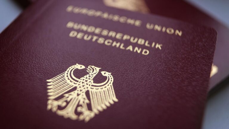 Wiedergutmachung von NS Unrecht: 50.000 Einbürgerungen seit 2021