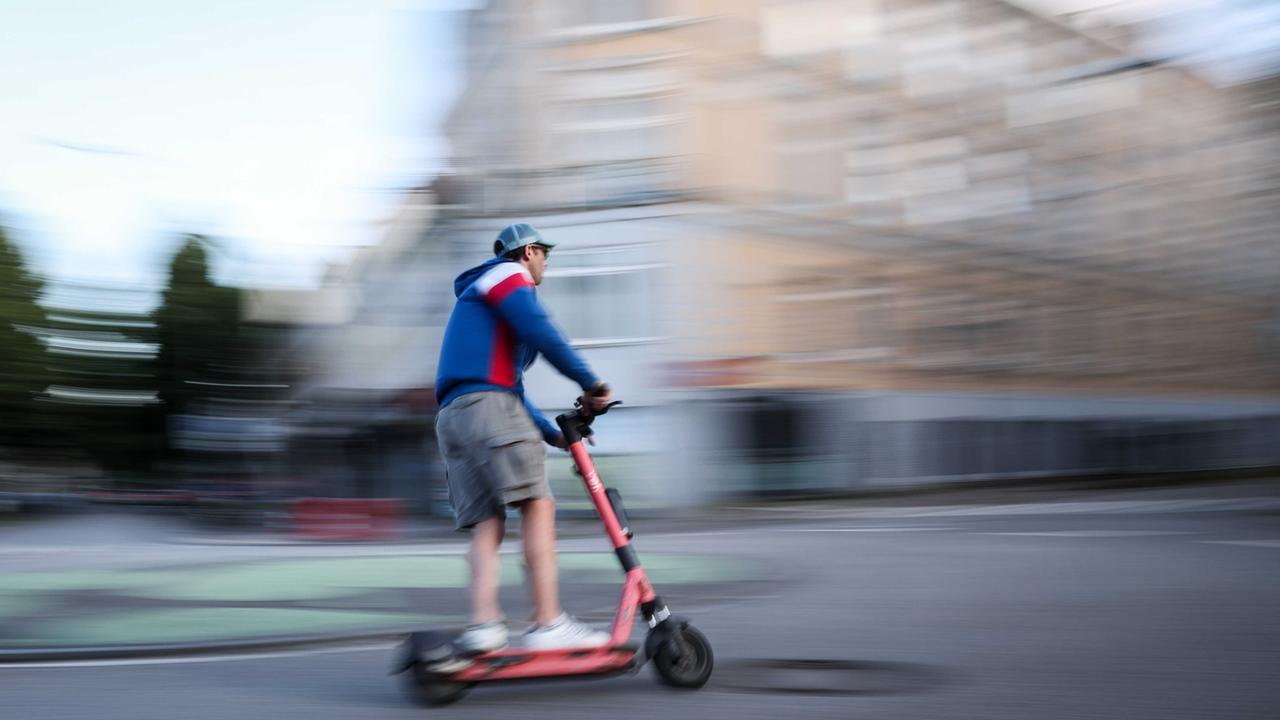 Bundestag berät: Verleiher sollen für E Scooter Unfälle haften