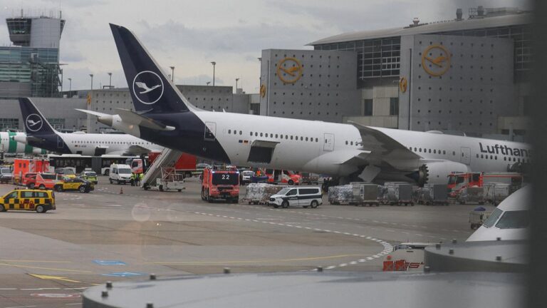 Flughafen Frankfurt: Lufthansa Maschine sackt zu Boden, mehrere Verletzte
