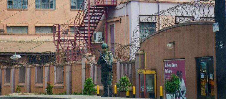 Ugandas Armeechef und Präsidentensohn schließt Medien