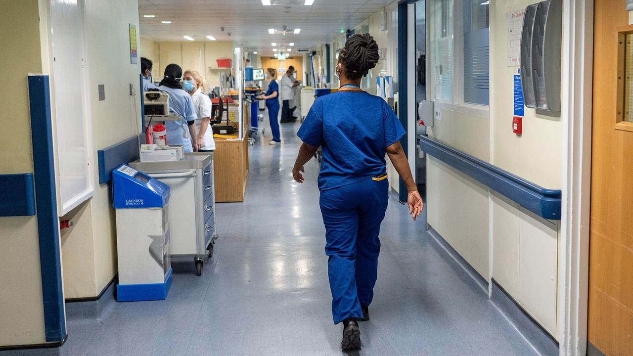 Widerstand gegen NHS Kooperation mit Palantir in Großbritannien wächst