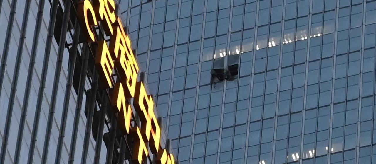 Kleinflugzeug kracht in Peking in Hochhaus