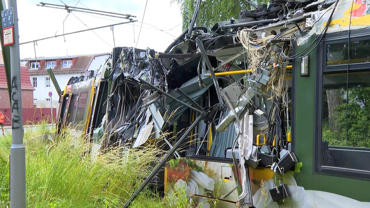 20 Verletzte: Tram in Berlin Hohenschönhausen entgleist