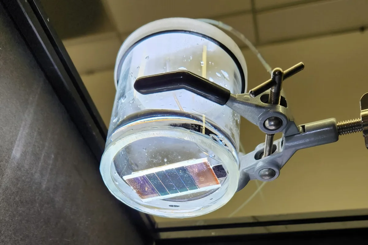 Künstliches Blatt stellt flüssigen Kraftstoff aus Licht, Wasser und CO₂ her