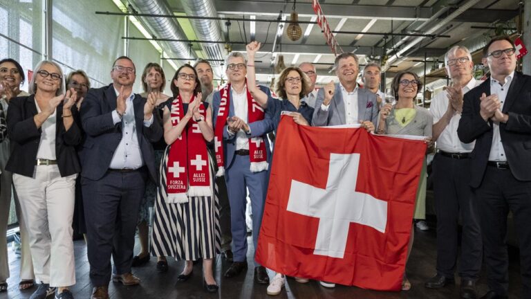 Schweizer lehnen Einwohner Obergrenze laut Hochrechnung ab