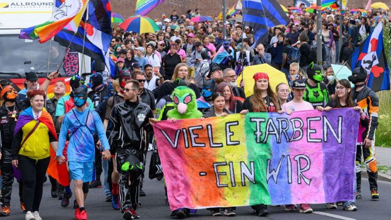 Teilnehmer des CSD in Eberswalde demonstrieren für Vielfalt und Akzeptanz