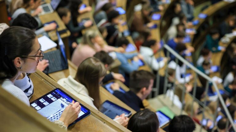 Bafög Reform: Juso Chef sagt, Studierende arbeiten schon und leben in Armut