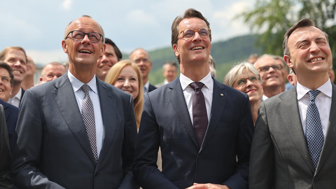 Merz und Wüst weisen Gerüchte über Kanzlerwechsel zurück