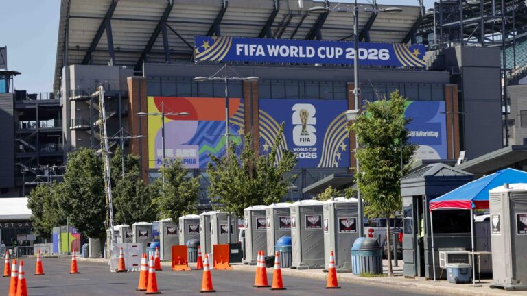 Erstes WM Spiel in den USA: Zweifel an der großen Fußball Party