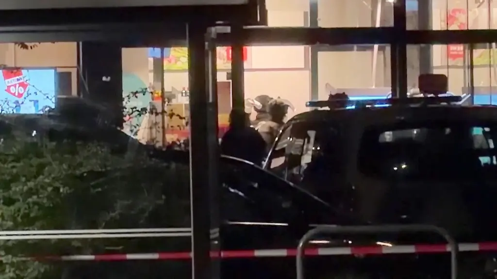 Polizei hat Kontakt, Mann nimmt Frau in Berliner Supermarkt als Geisel