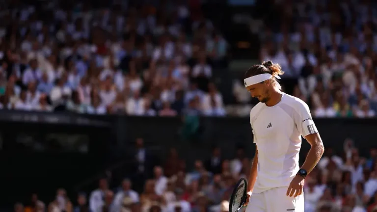Ein bisschen angeschwollen: Zverev verletzt sich im Wimbledon Finale