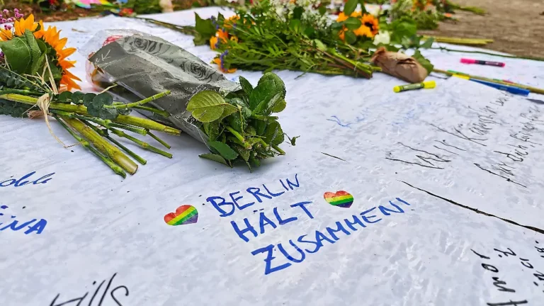 Mit Tochter in Berlin: Mutter aus Polen kommt bei CSD Anschlag ums Leben