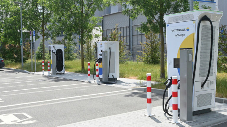 Fast 27.000 neue öffentliche Ladepunkte innerhalb eines Jahres gebaut