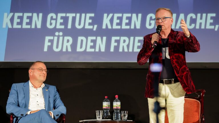 AfD und Uwe Steimle: Mit DDR Hymne und Ostalgie auf Stimmenfang
