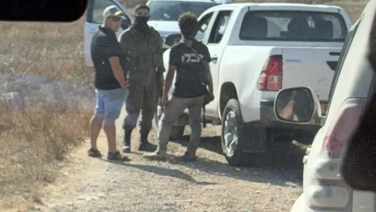 Auch CNN Reporter angegriffen: Bewaffnete Siedler halten US Abgeordneten im Westjordanland fest