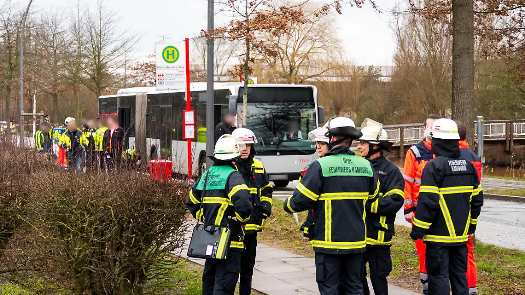 Mutter verliert die Fassung: Gericht spricht Busfahrer nach tödlichem Unfall mit Schüler frei