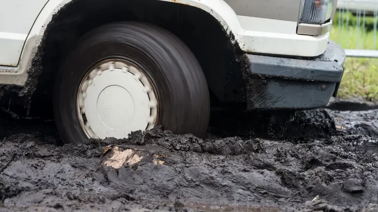 Urteil aus dem Straßenverkehr: Festgefahren im Schlamm: Zahlt die Vollkasko?