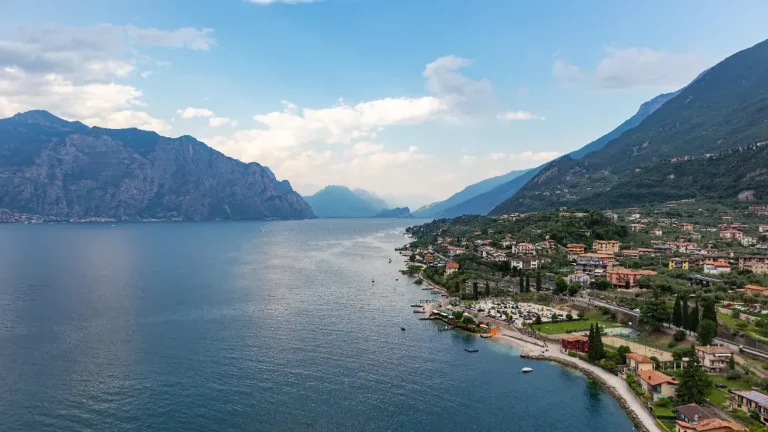 Mehrere Unfälle in diesem Sommer: Deutscher Tourist stirbt am Gardasee bei einem Gleitschirmsprung